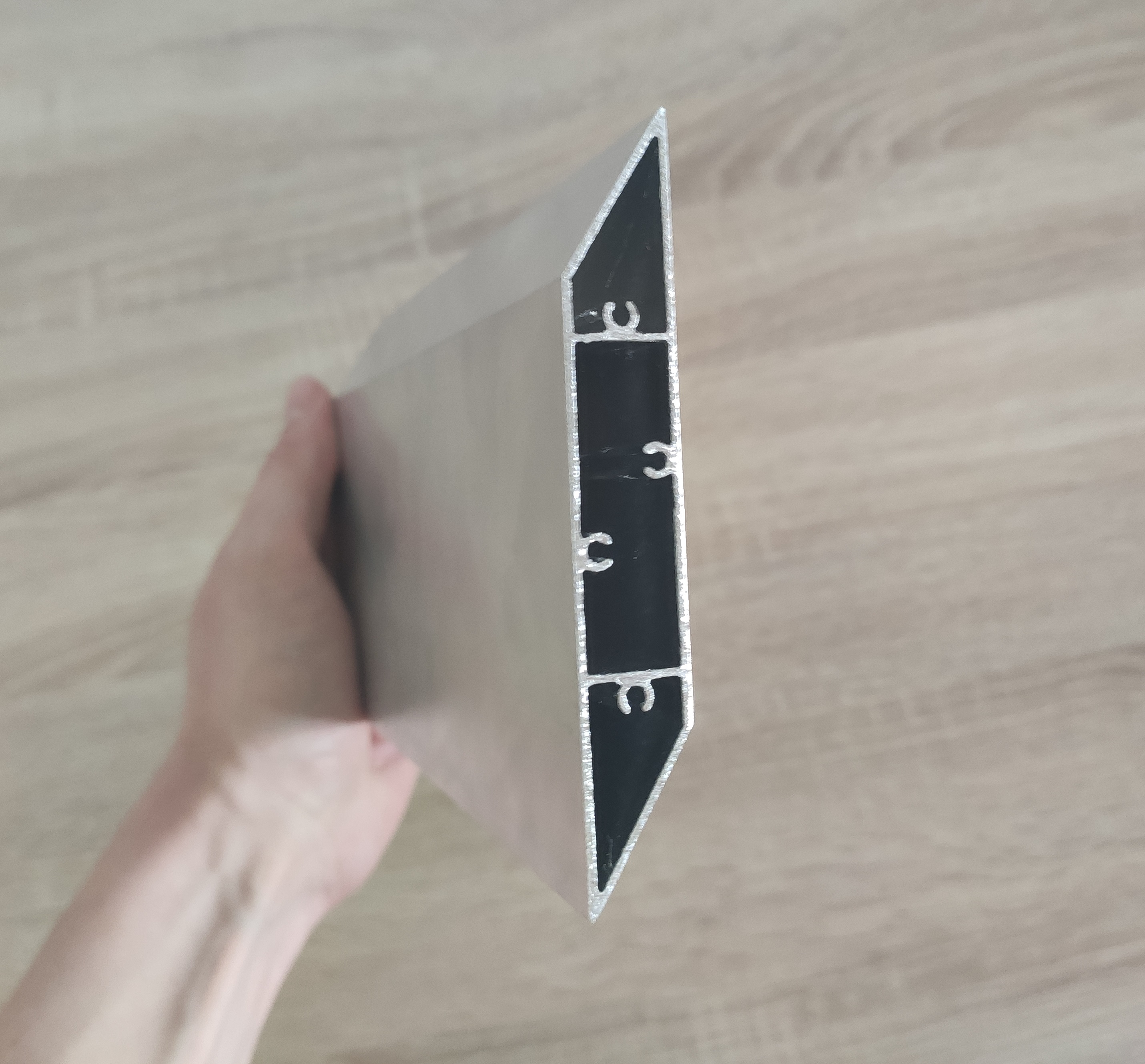 Lama de aluminio con forma de paralelogramo