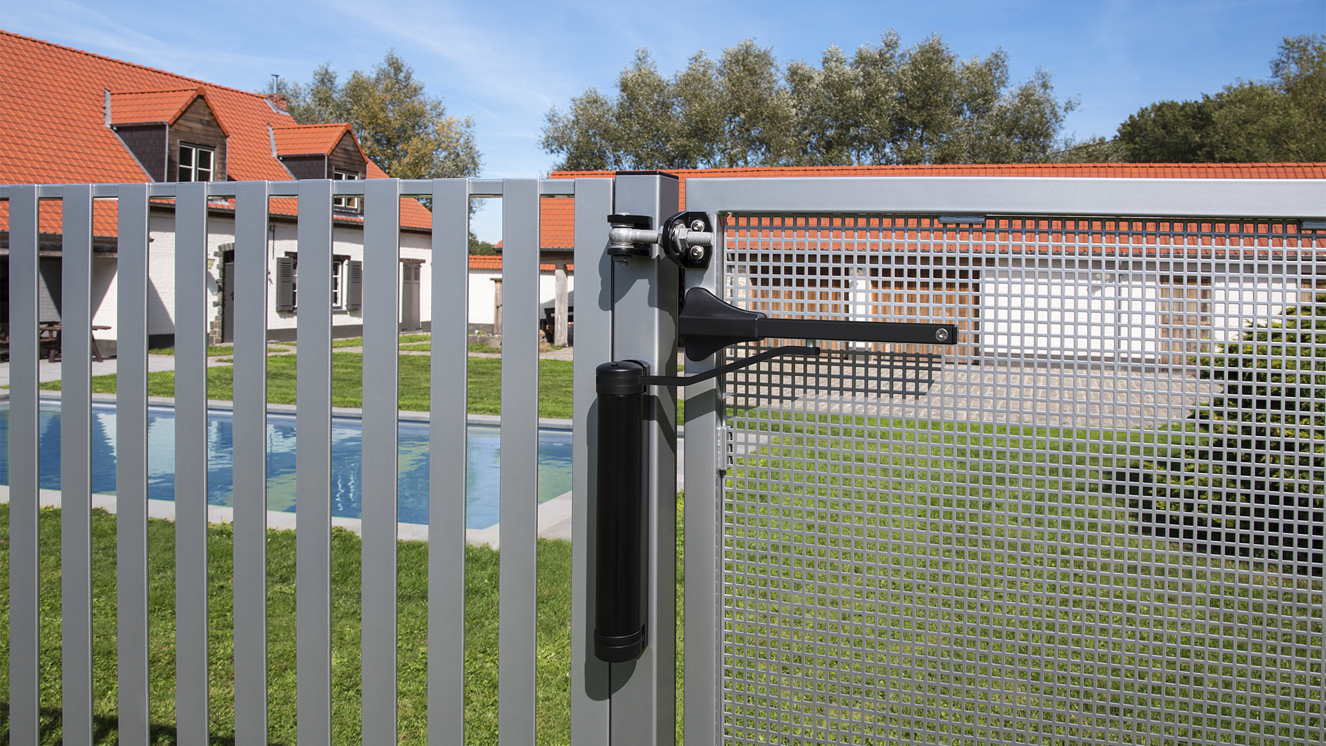 LOCINOX LION-9005 cierrapuertas instalado 