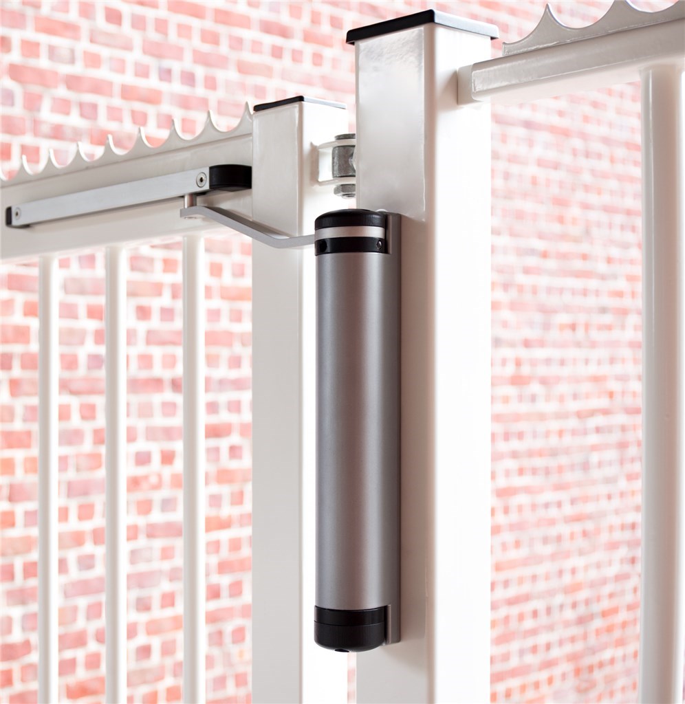 LOCINOX LION-SILV cierrapuertas instalado
