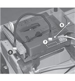 6. Retire haciendo palanca la tapa de plástico del conector 7. Conecte el cable de la batería al conector 8. Conecte el cable al conector de la batería 