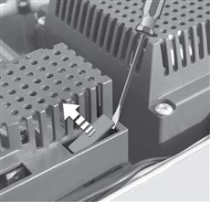 1. Retire la tapa de plástico del conector de la batería haciendo palanca.