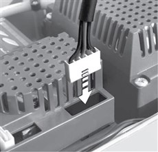 2. Conecte la batería al conector y colóquela junto a la central de control.