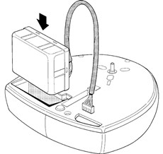 3. Introduzca la batería en el compartimento como se muestra en la imagen y pase el cable de alimentación hasta la central de control
